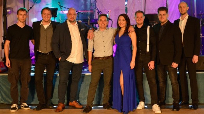 Die Personen von links nach rechts:
Lukas Meitz (Techniker)
Simon Pieberl (Keys)
Christian M&uuml;nzer (Vocals)
Stephan Meyer (Drums)
Anja Ralon-Rosales (Vocals)
Niclas Klemencic (Guitar)
Michael Suppan (Bass)
Moritz Pfeiler (Techniker)