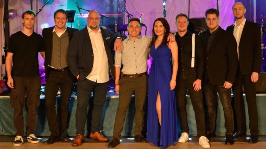 Die Personen von links nach rechts:
Lukas Meitz (Techniker)
Simon Pieberl (Keys)
Christian M&uuml;nzer (Vocals)
Stephan Meyer (Drums)
Anja Ralon-Rosales (Vocals)
Niclas Klemencic (Guitar)
Michael Suppan (Bass)
Moritz Pfeiler (Techniker)