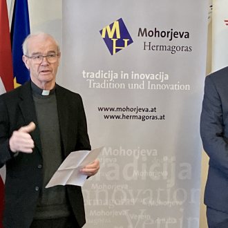 Bild zu:25 let akcije Podarimo knjige – Schenken wir Bücher