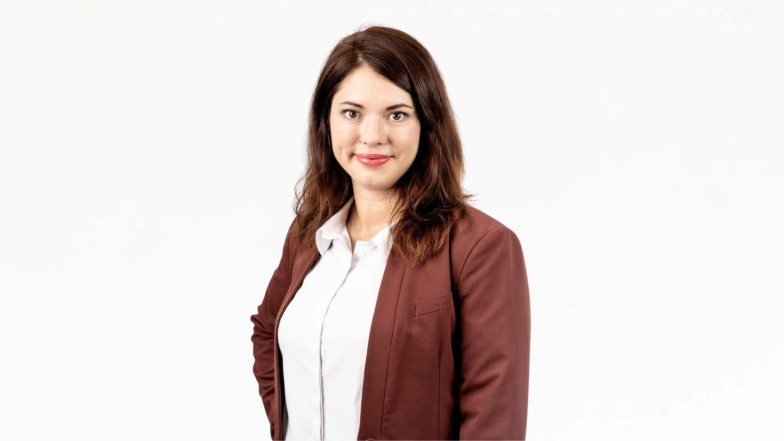 Foto: Anna Horn

Das Bild zeigt eine Frau mit schulterlangem braunem Haar vor einem hellgrauen 
Hintergrund. Sie tr&auml;gt eine wei&szlig;e Bluse und einen braunen Blazer, blickt in die Kamera 
und l&auml;chelt leicht