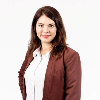 Foto: Anna Horn

Das Bild zeigt eine Frau mit schulterlangem braunem Haar vor einem hellgrauen 
Hintergrund. Sie tr&auml;gt eine wei&szlig;e Bluse und einen braunen Blazer, blickt in die Kamera 
und l&auml;chelt leicht