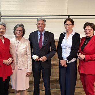 Bild zu:Peter Kaiser prejel Kugyevo nagrado