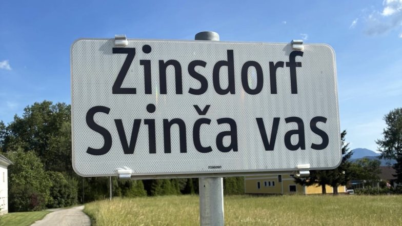 Bild zu: Ob postavitvi table v Svinči vasi
