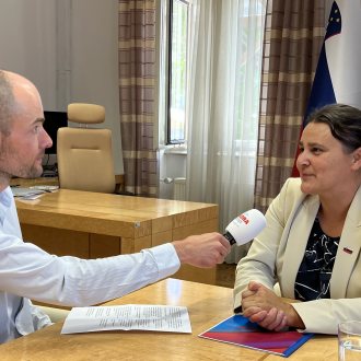 Bild zu:Ministrica Suzana Lep Šimenko v pogovoru za radio AGORA