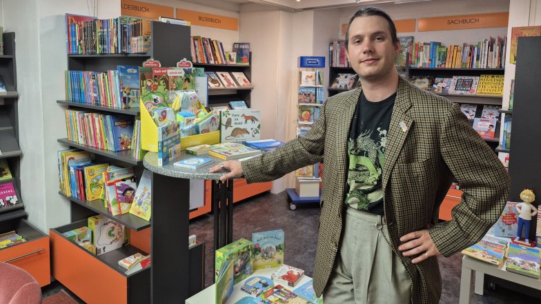 Bild zu: Poletno branje s police knjigarne Haček