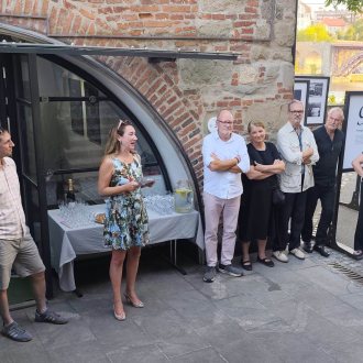 Bild zu:Za zaprtimi vrati I Hinter verschlossenen Türen