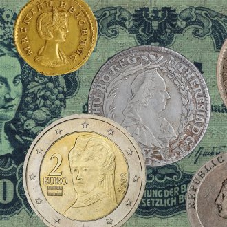 
Foto: Collage aus M&uuml;nzen und einer Banknote aus der Sammlung des M&uuml;nzkabinetts, Fotos: UMJ/N. Lackner, bearbeitet: UMJ/A. Weishaupt