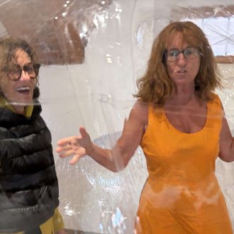 v.l: Sylvia Kummer und Eva Surma inmitten Sylvias Installation THE CORE Das Herz in Gleisdorf, beigestellt