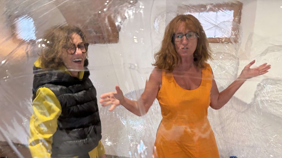v.l: Sylvia Kummer und Eva Surma inmitten Sylvias Installation THE CORE Das Herz in Gleisdorf, beigestellt