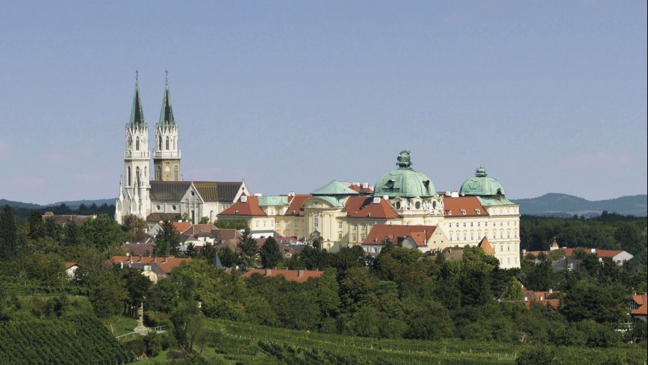 Stift Klosterneuburg mit Weinbergen &copy;Michael Zechany