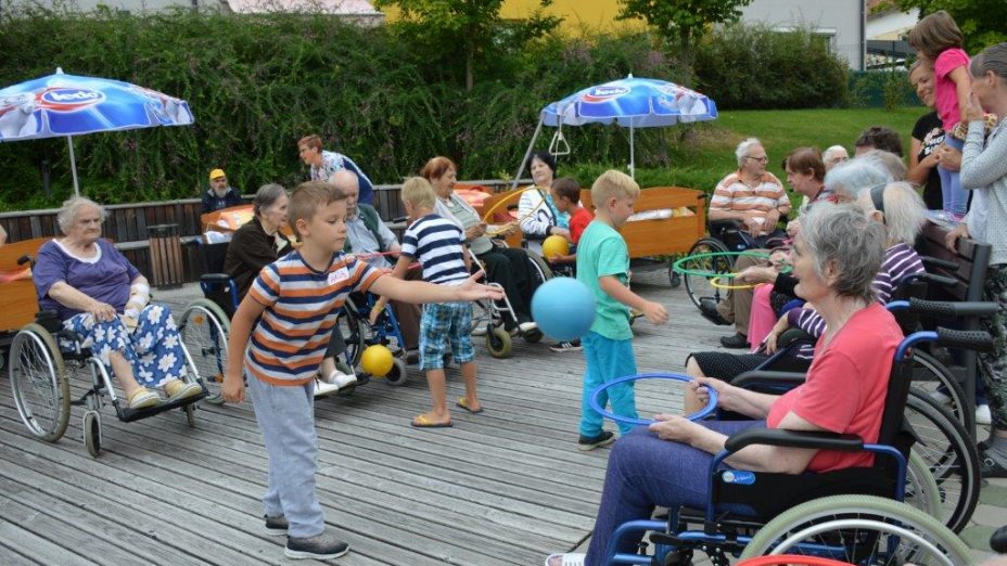 Varovanje otrok v Domu Hmelina I Kinderbetreuung im Altenpflegeheim “Dom Hmelina”