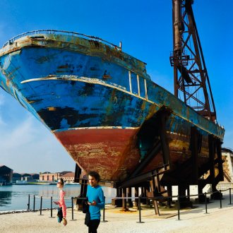 Installation des Schweizer Künstlers Christoph Büchel: Wrack des Flüchtlingsboots "Barca Nostra"