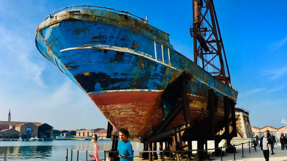 Installation des Schweizer Künstlers Christoph Büchel: Wrack des Flüchtlingsboots "Barca Nostra"