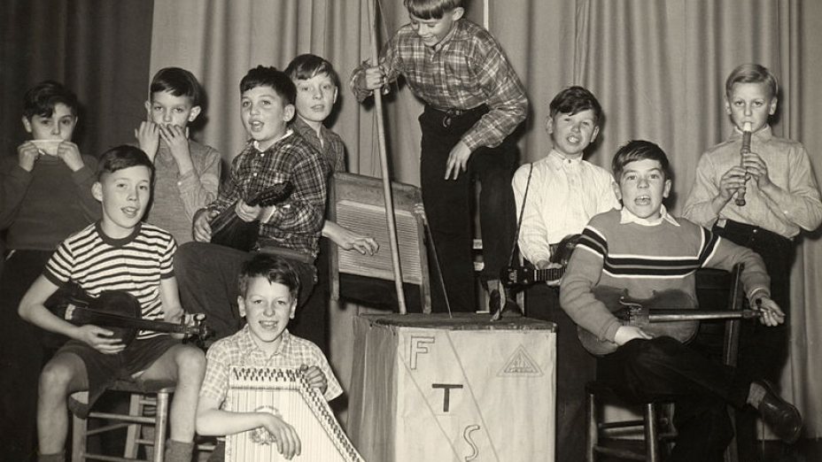 Britische Schul-Skiffleband, 1957 
(Quelle: https://upload.wikimedia.org/wikipedia/commons/thumb/e/eb/Firs_Estate_Skiffle_Group.jpg/1280px-Firs_Estate_Skiffle_Group.jpg, (CC BY-SA 3.0) )