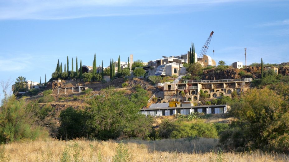 https://commons.wikimedia.org/wiki/File:Arcosanti_Cliff_View.png