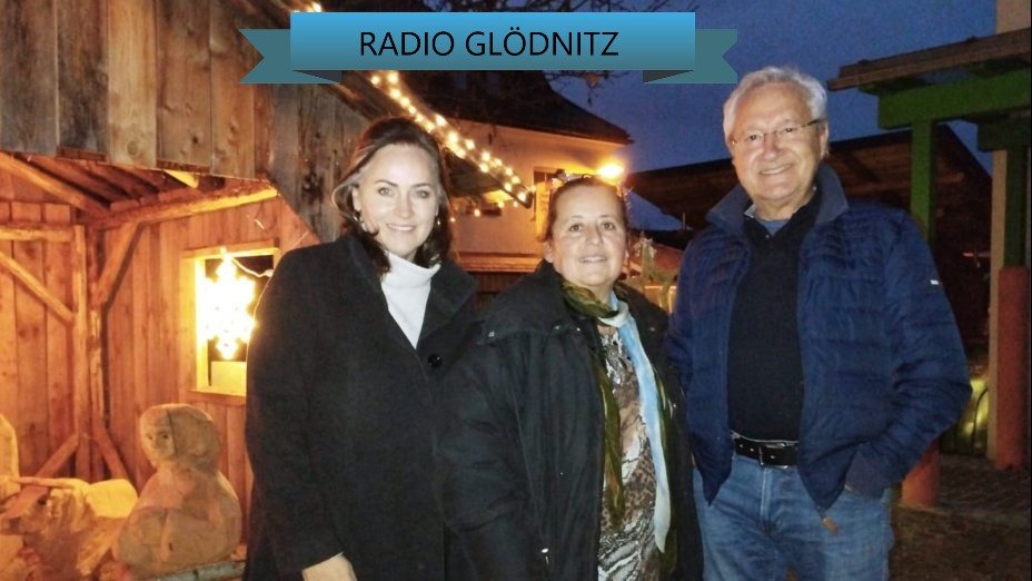 Alexandra Gröning, Birgit Eberhart, Peter Gröning vor der Krippe auf dem Hemmaplatz in Glödnitz 