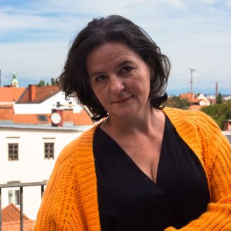 Bild zu:Simona Klemenčič o besedah, jezikih in romanu Hiša brez ogledal