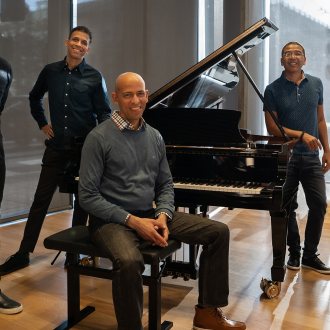 Edward Simon mit Band (c) Goren Sarriegui