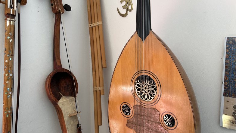Musikinstrumente aus Privatbesitz - eine Auswahl:
von linksnach rechts: Stiel und Bogen einer Rebab (aus der Türkei), Kyl Kobyz (aus Kaschstan), Oud (aus Istanbul)