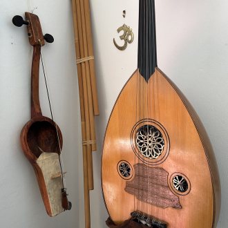 Musikinstrumente aus Privatbesitz - eine Auswahl:
von linksnach rechts: Stiel und Bogen einer Rebab (aus der Türkei), Kyl Kobyz (aus Kaschstan), Oud (aus Istanbul)