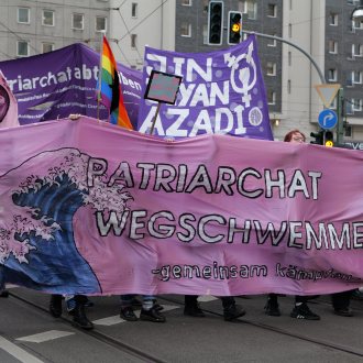 Zentrale Großdemonstration zum Frauenkampftag in Berlin vom Leopoldplatz zum Alexanderplatz.Leonhard Lenz, Wikimedia Commons, https://commons.wikimedia.org/wiki/File:Frauenkampftag_demonstration_Berlin_2020_149.jpg 