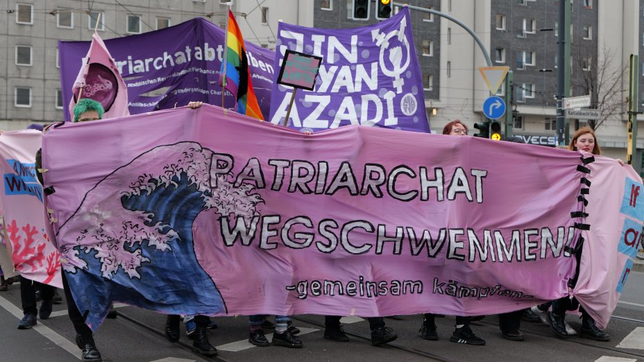 Zentrale Großdemonstration zum Frauenkampftag in Berlin vom Leopoldplatz zum Alexanderplatz.Leonhard Lenz, Wikimedia Commons, https://commons.wikimedia.org/wiki/File:Frauenkampftag_demonstration_Berlin_2020_149.jpg 