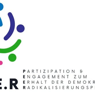 Logo von der Initiative P.E.E.R. Zu sehen sind verschieden farbige gebogene Linien und Punkte, die eine Art Kreis bilden.
Unten am Bild Rand ist der Name der Inititative P.E.E.R. zu sehen. Nebenan ist Partizipation & Engagement zum Erhalt der Dem