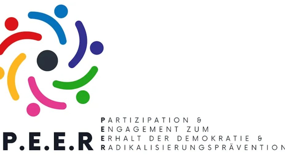 Logo von der Initiative P.E.E.R. Zu sehen sind verschieden farbige gebogene Linien und Punkte, die eine Art Kreis bilden.
Unten am Bild Rand ist der Name der Inititative P.E.E.R. zu sehen. Nebenan ist Partizipation & Engagement zum Erhalt der Dem