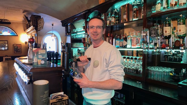 Bild zu: Pubs, Pints and Paperwork - The Story of Julian Mullen
