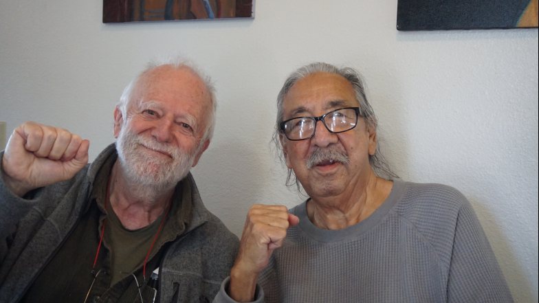 Immer noch ungebrochen, der ehemalige AIM-Aktivist Leonard Peltier (rechts) neben seinem Freund Claus Biegert, Journalist aus München (Foto: Claus Biegert) 