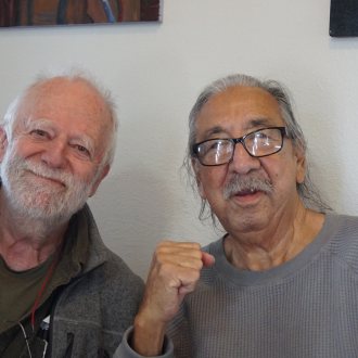 Immer noch ungebrochen, der ehemalige AIM-Aktivist Leonard Peltier (rechts) neben seinem Freund Claus Biegert, Journalist aus München (Foto: Claus Biegert) 