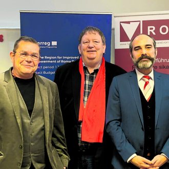 Die drei "Macher" der Roma VHS, zwei Gadsches - Nicht-Roma - Andreas Lehner sowie Horst Horvat und der hochdotierte Musiker Feri Janoska