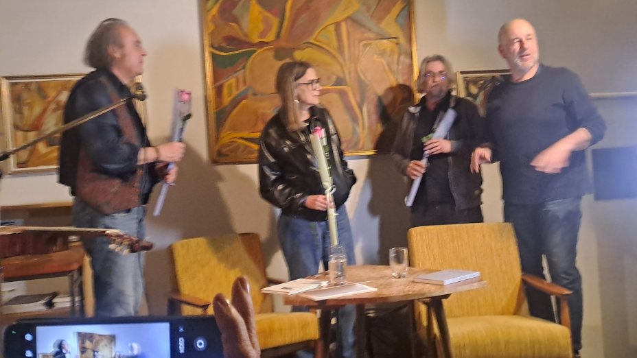 Poetesa, bard in upornik I Poetin, Barde und Rebell