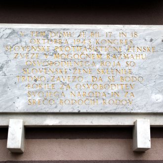 Spominski napis na zidu Kulturnega doma v Dobrniču kjer je potekal prvi kongres leta 1943.  