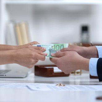 Bild zu:Fighting over money