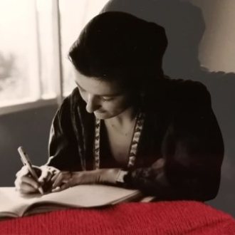 Margit Obernosterer mit Tagebuch 