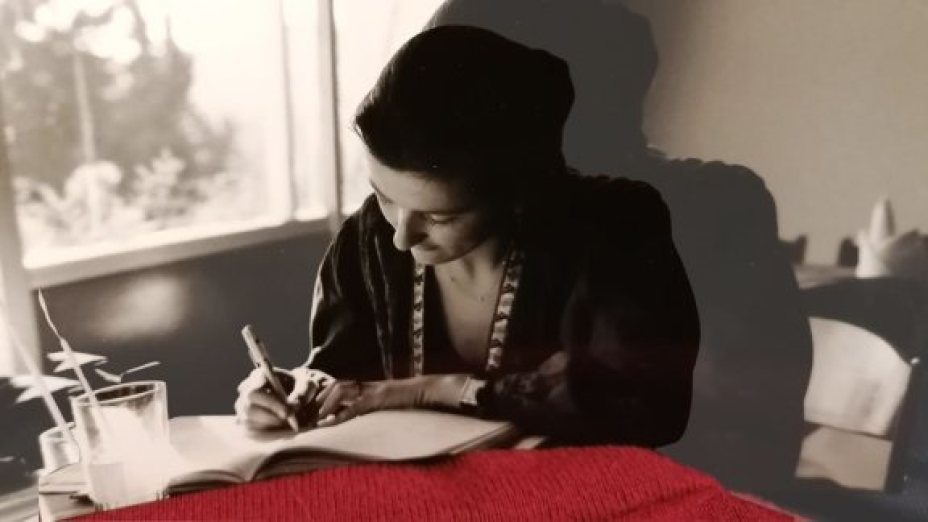 Margit Obernosterer mit Tagebuch 