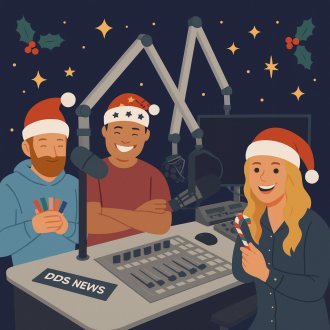 Das Bild zeigt eine weihnachtliche Szene in einem Radiostudio, in dem drei Moderator:innen in einer fr&ouml;hlichen und festlichen Atmosph&auml;re zu sehen sind. Die Illustration ist in modernem Grafikstil gehalten. 
